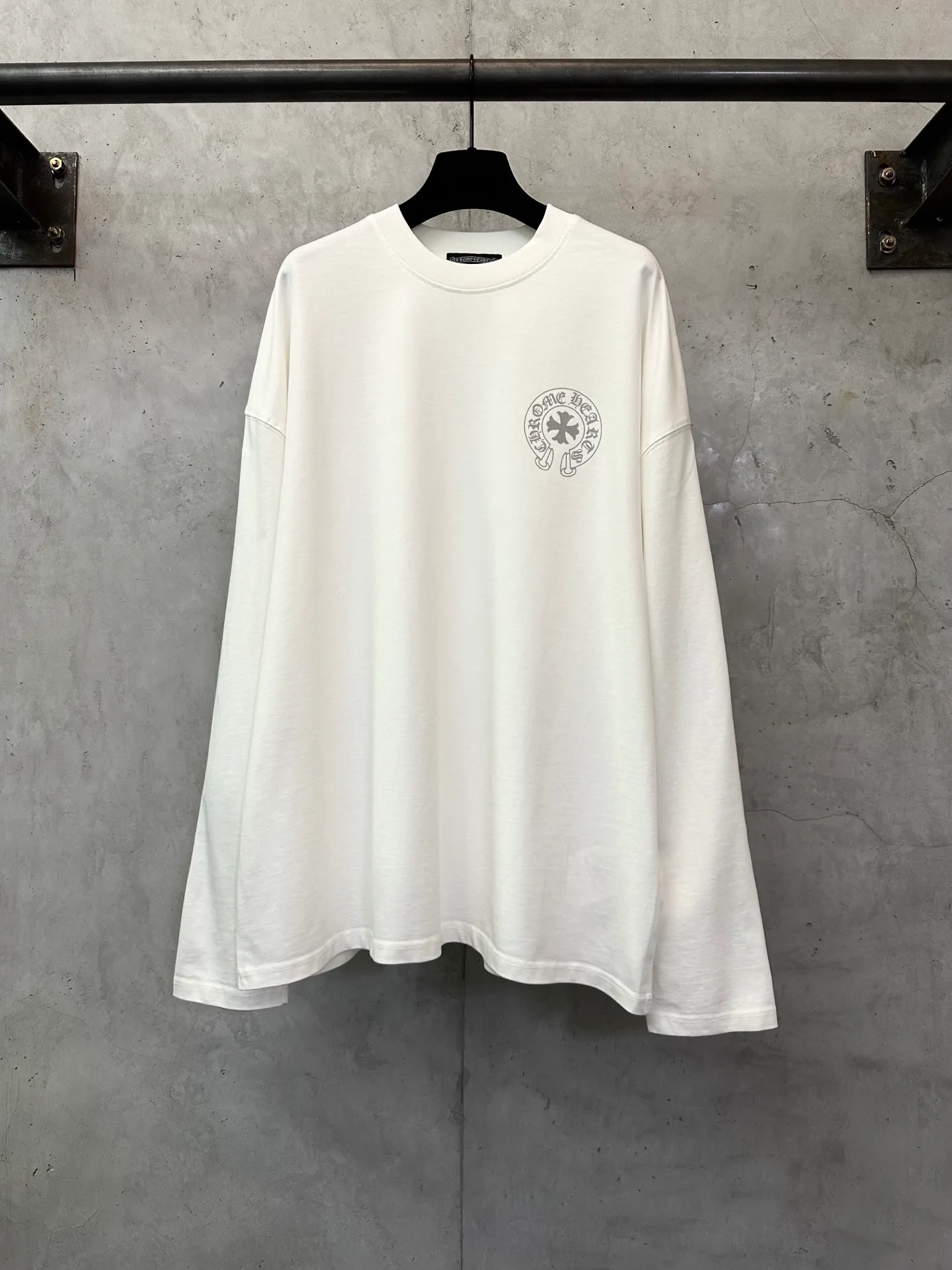 P300 Chrome Hearts 25ss classic Sanskrit gray letter round neck long-sleeved T-shirt. Fabric is high-definition, super heavyweight cotton, double yarn compact Xinjiang cotton. Weight: 320 grams. Clean cloth surface. Clear cloth texture. Tight feel. Stiff. High color fastness. No deformation. No discoloration. Customized hardware. Thread. Accessories. Matching. Same style for men and women. -Color: Black White -Size: XS S M L